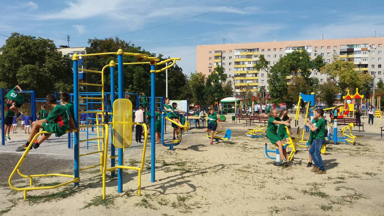 У Слобідському районі відкрили новий дитячий майданчик