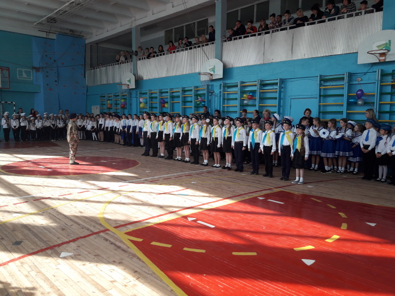 Серед школярів Київського району пройшов конкурс строю та пісні