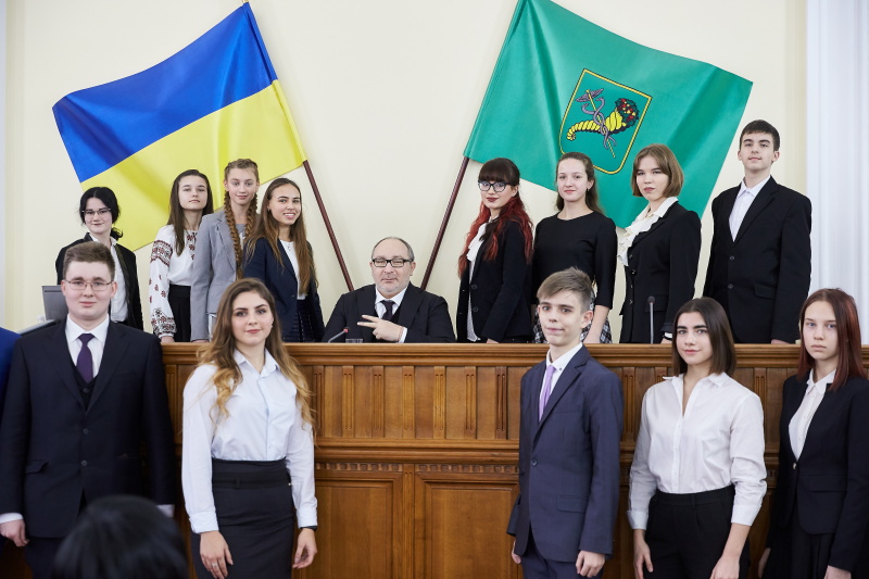 Геннадій Кернес зустрівся з переможцями конкурсу творчих робіт про Харків