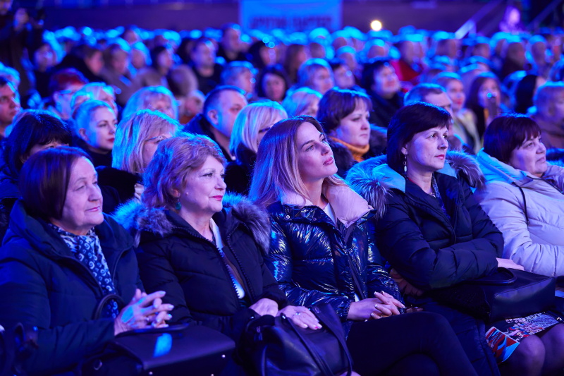 Геннадій Кернес привітав жінок Київського району