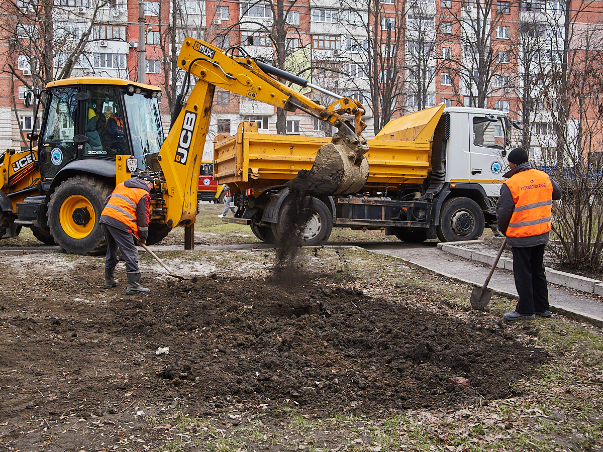 Бригади «Харківводоканалу» приводять до ладу місця розриттів