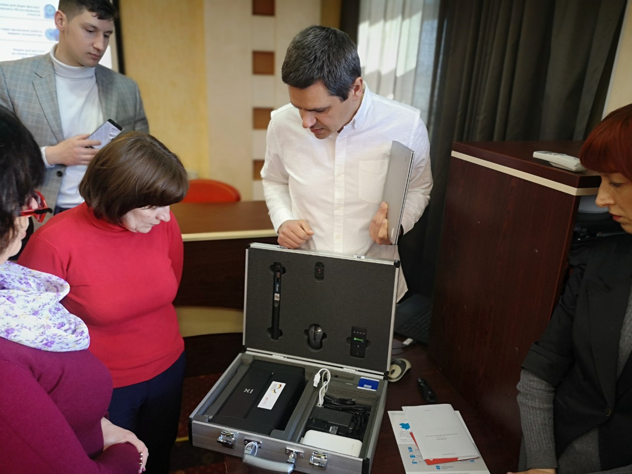 Харків отримав мобільні кейси для надання адмінпослуг на дому