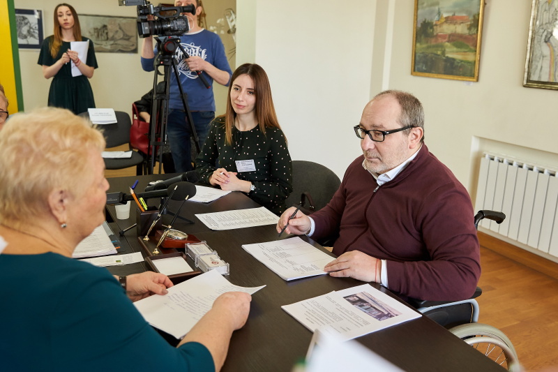 Геннадій Кернес провів особистий прийом у школі імені Рєпіна