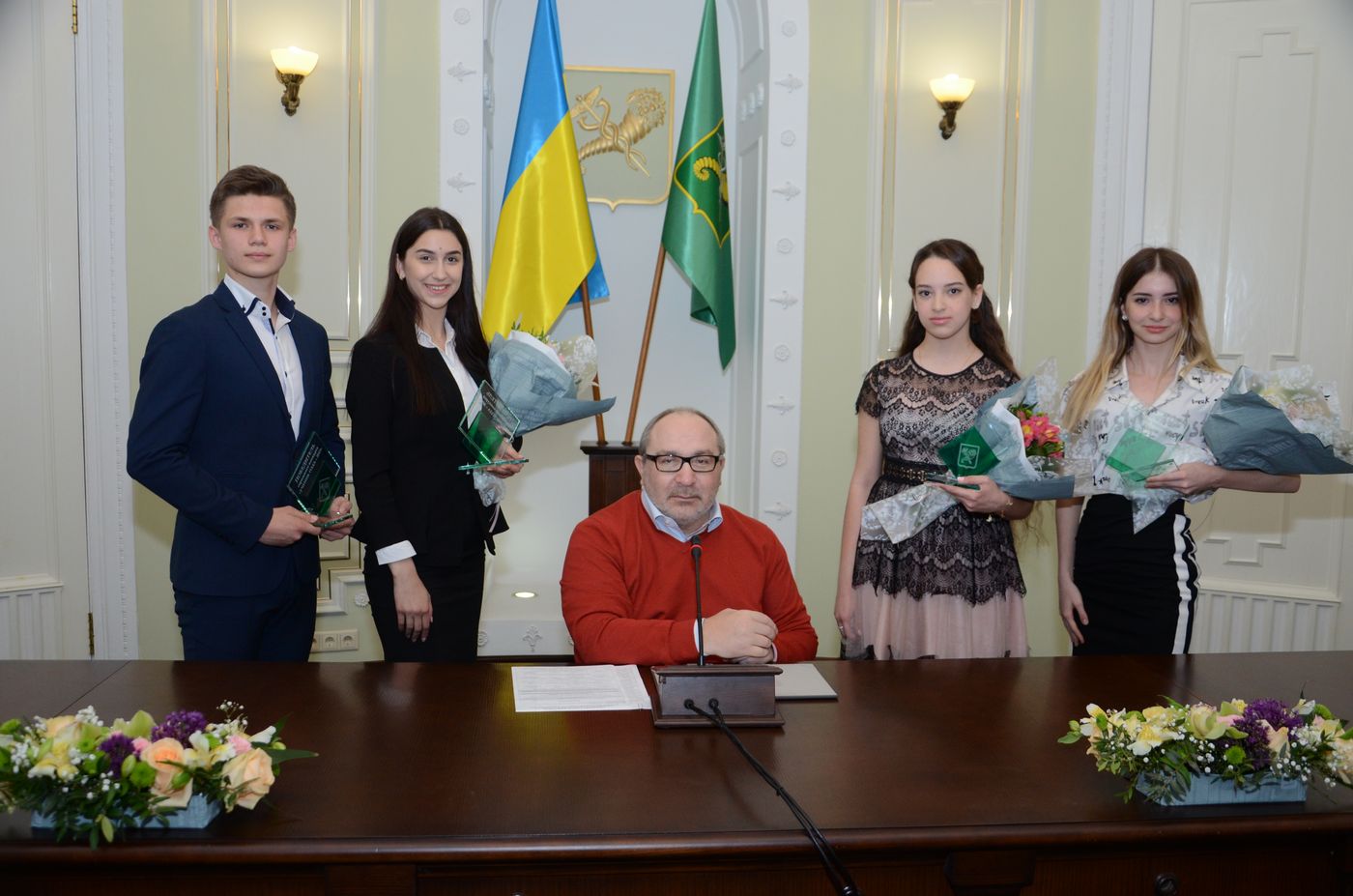 Геннадій Кернес нагородив кращих учнів міста