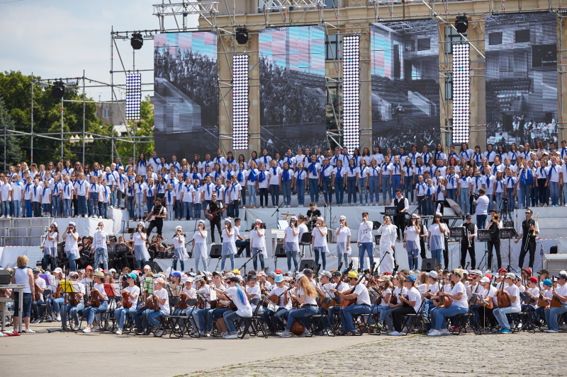Концерт на площі Свободи до Дня захисту дітей