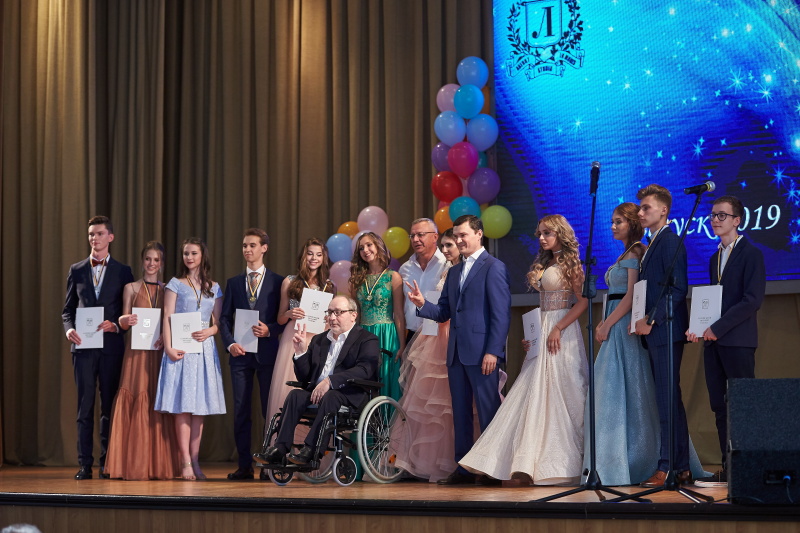 Геннадій Кернес привітав випускників