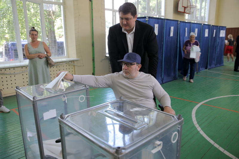 Геннадій Кернес проголосував на виборах до Верховної Ради