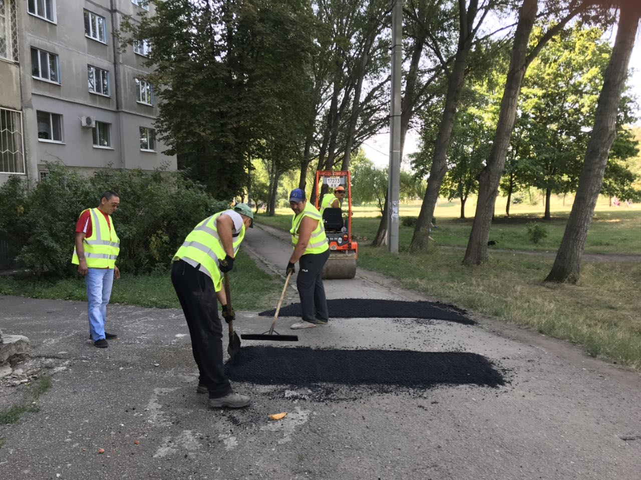 У районі ХТЗ впорядковують пішохідні доріжки у дворах