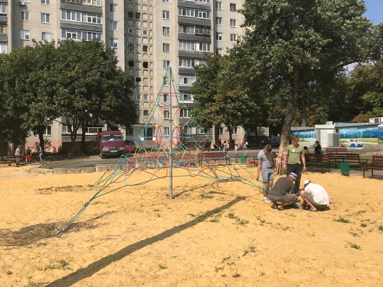 У місті встановлюють ігрові комплекси на дитячих майданчиках