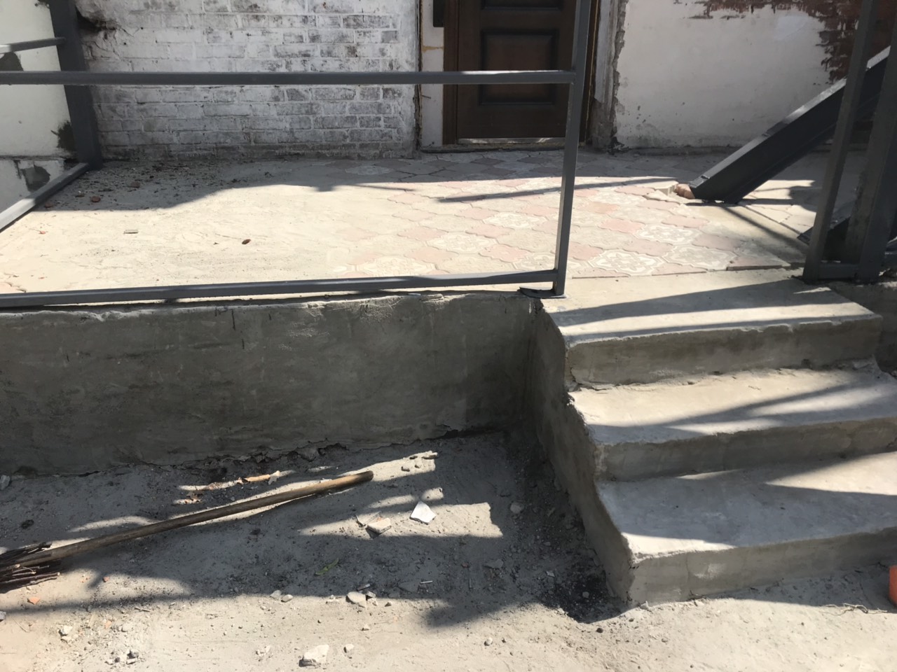 У Новобаварському районі відновлюють веранду житлового будинку