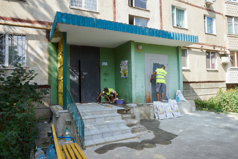 У житлових будинках міста відновлюють входи в під'їзди