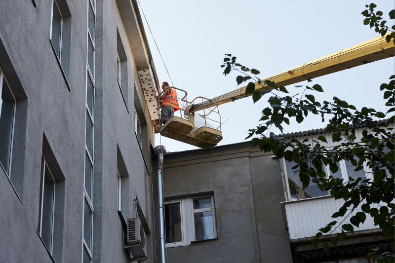 У Харкові відновлюють фасади житлових будинків