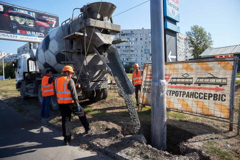 По вулиці Академіка Павлова встановлюють опори для тролейбусної лінії на Північну Салтівку