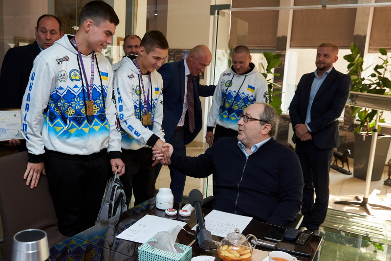 Геннадій Кернес зустрівся з чемпіонами світу з тайського боксу