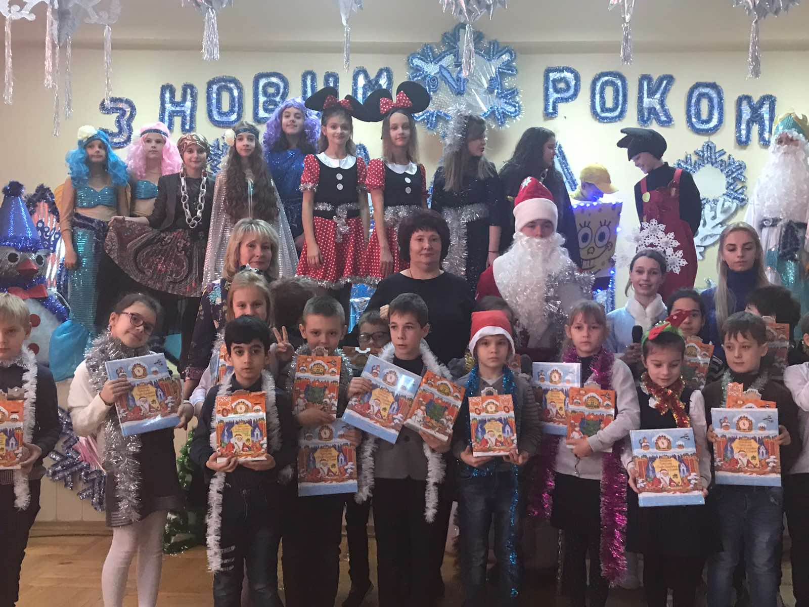 У школах і дитячих садках Індустріального району проходять новорічні свята 