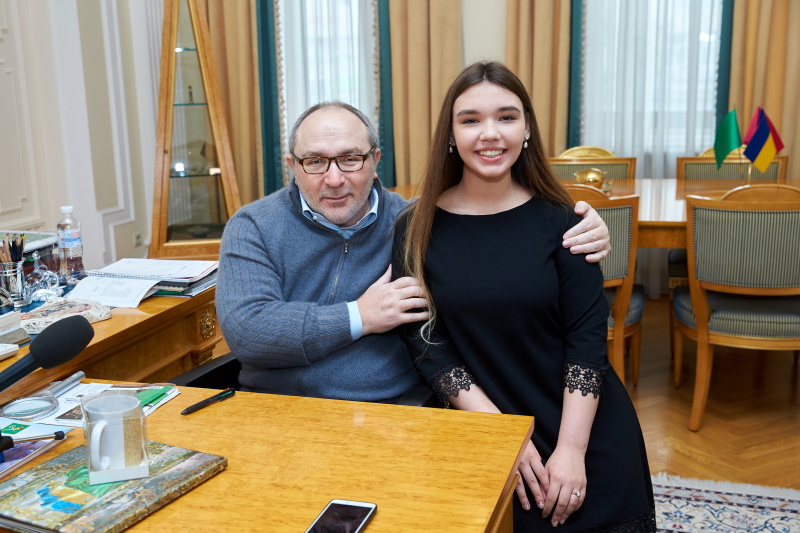 Геннадій Кернес зустрівся зі школяркою на її прохання
