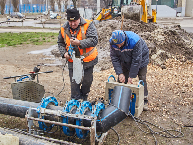На вулиці Клочківській міняють трубопровід