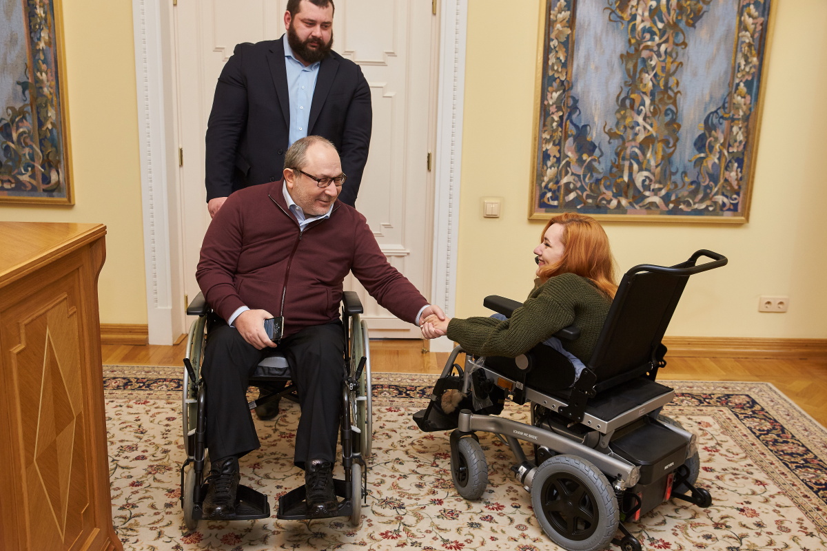 еннадій Кернес вручив дівчині новий інвалідний візок замість вкраденого