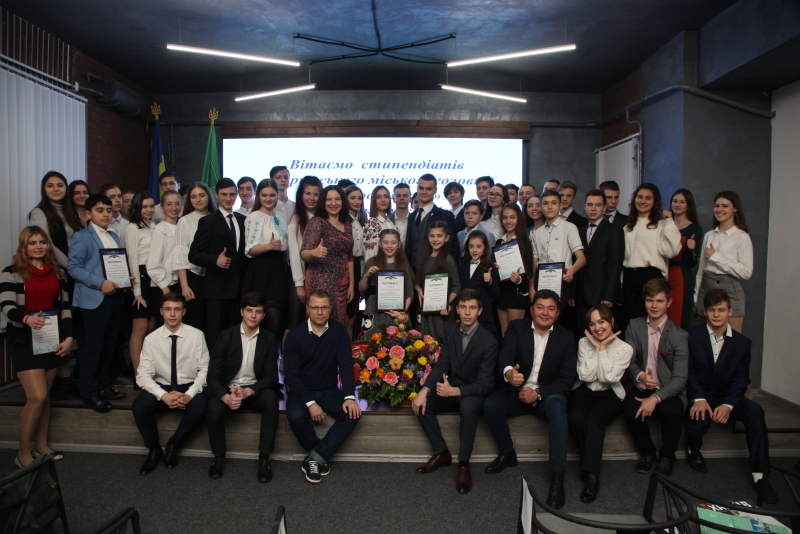 Школярам Шевченківського району вручили сертифікати стипендіатів міського голови 