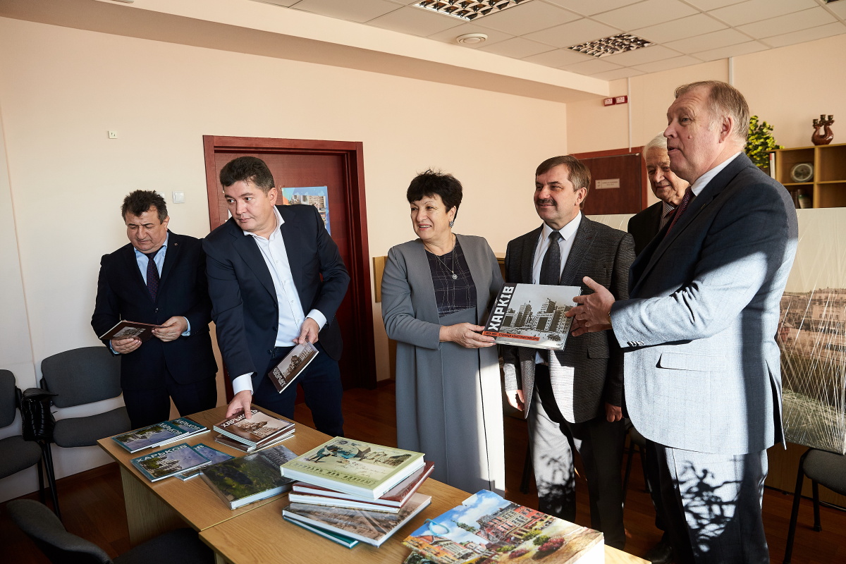 Книги про Харків передали в бібліотеку ХПІ