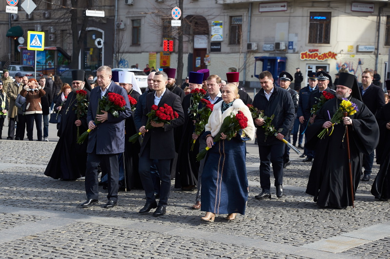 Харків'яни поклали квіти до пам'ятника Тарасові Шевченку