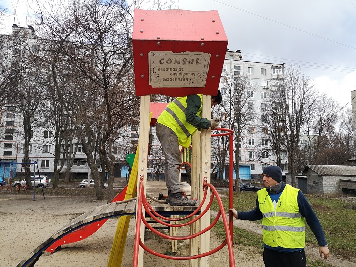 Харківські комунальники ремонтують дитячі майданчики 