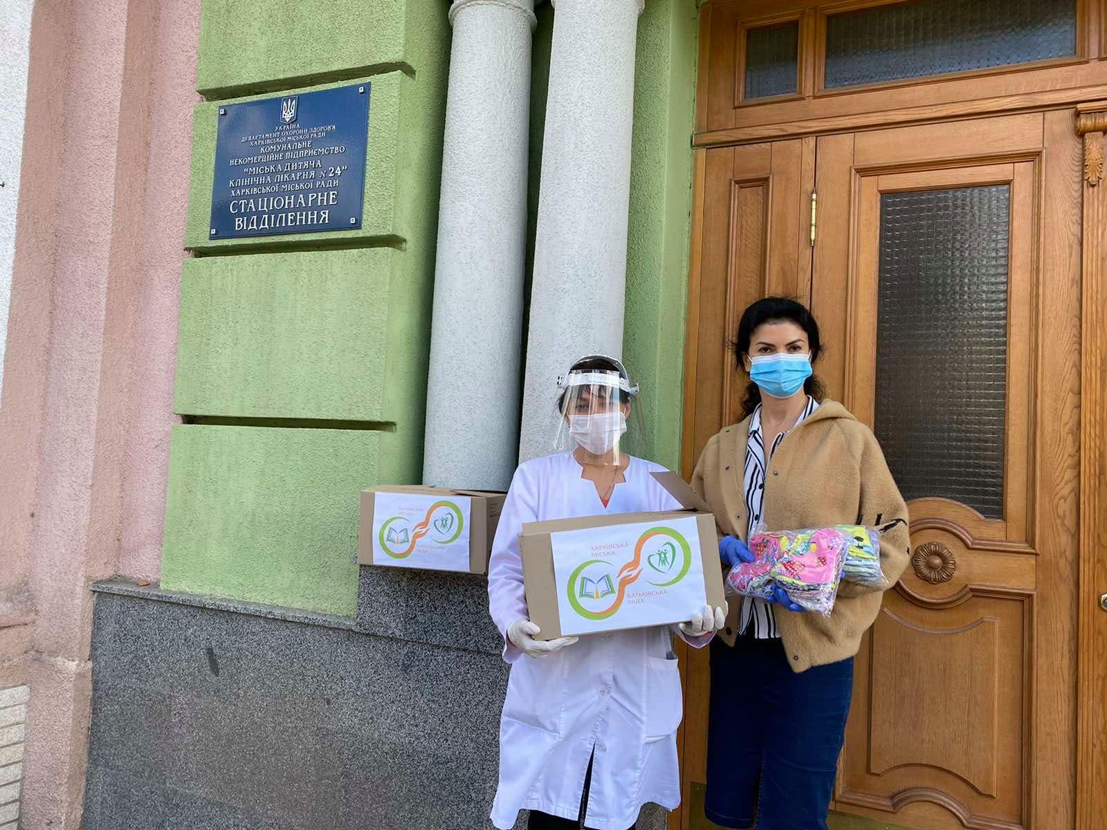 Батьківська рада передала лікарням захисні маски