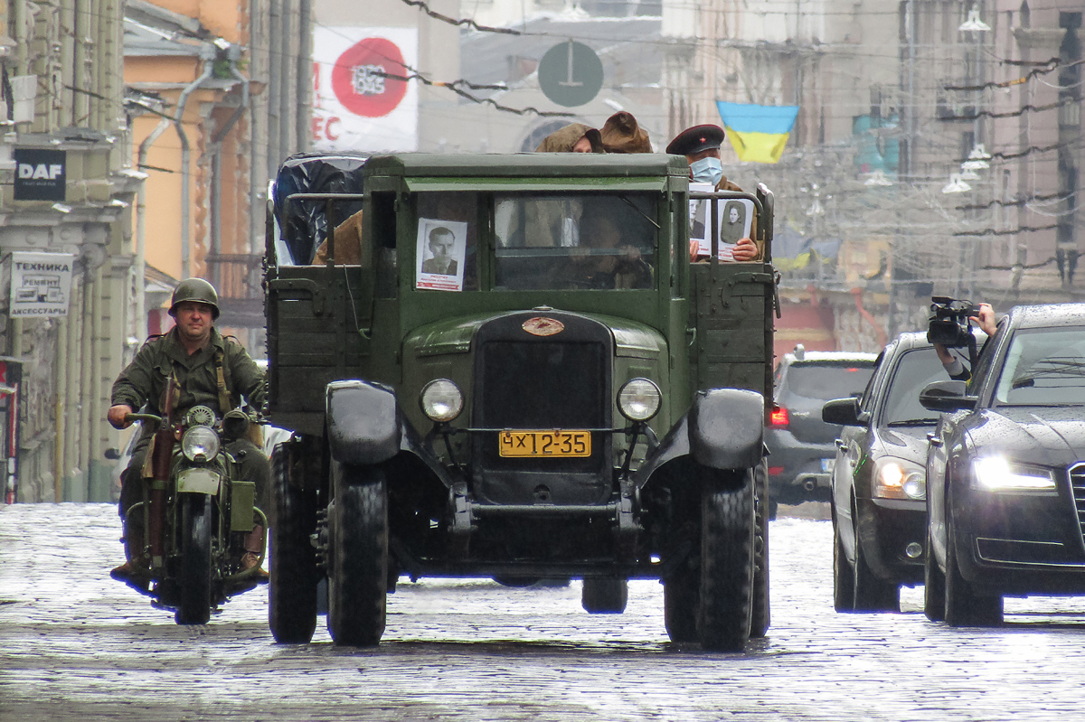 Клуб «Самоходъ» влаштував автопробіг містом з піснями воєнних років