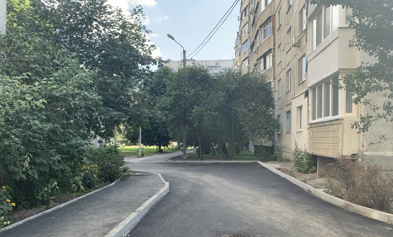 У Шевченківському районі переклали асфальт у подвір'ях 21 будинку