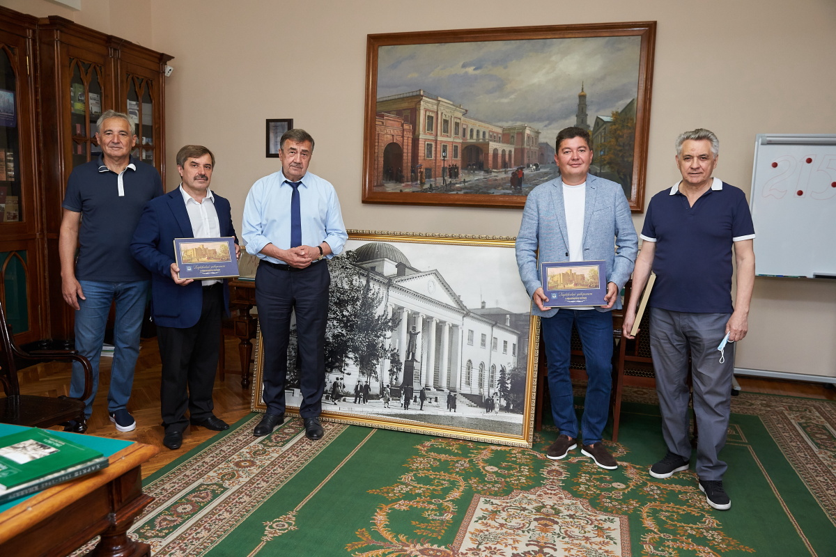 Університету імені Каразіна передали унікальні видання про історію Харкова