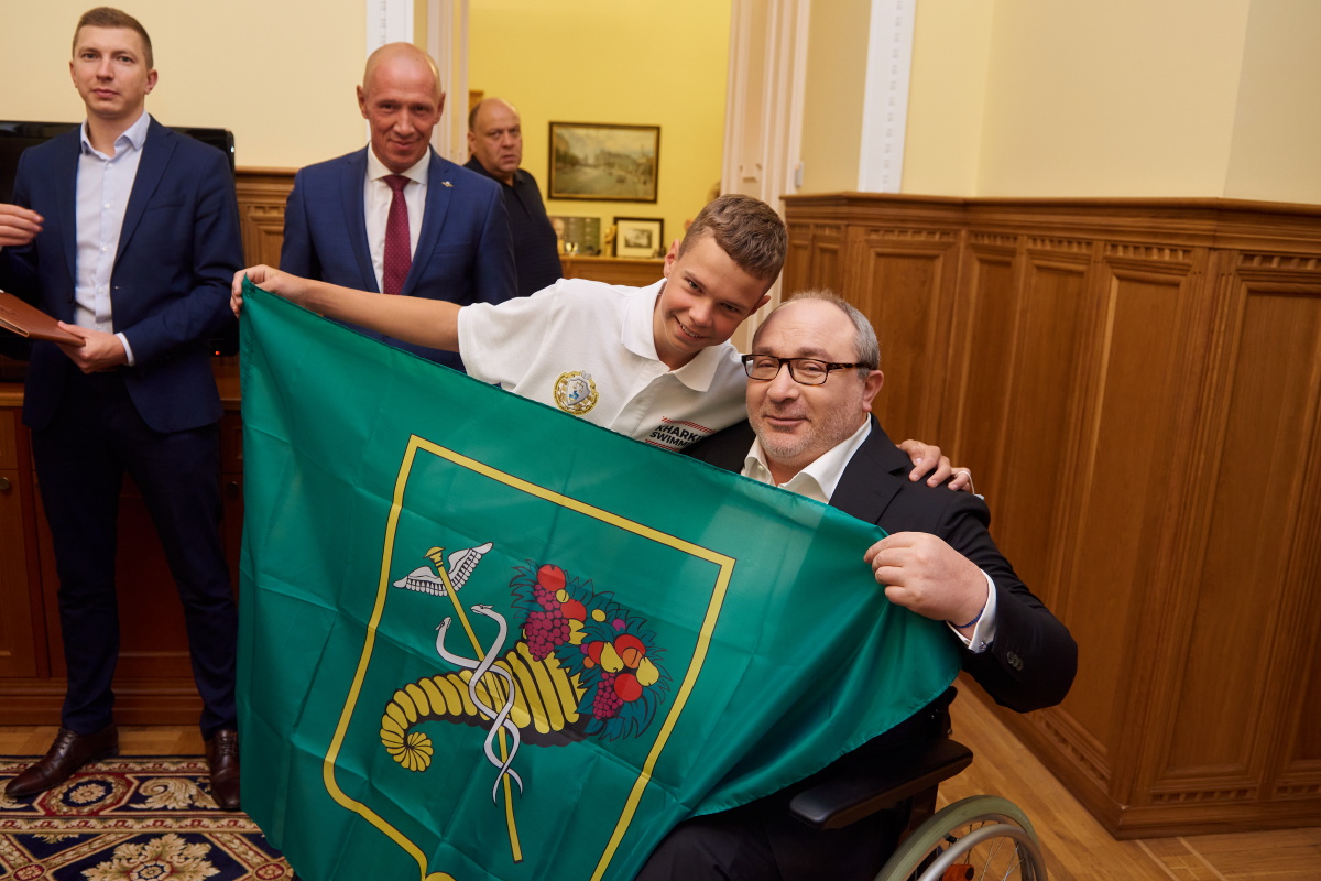 Геннадій Кернес побажав удачі харківським спортсменам, які планують переплисти Босфор