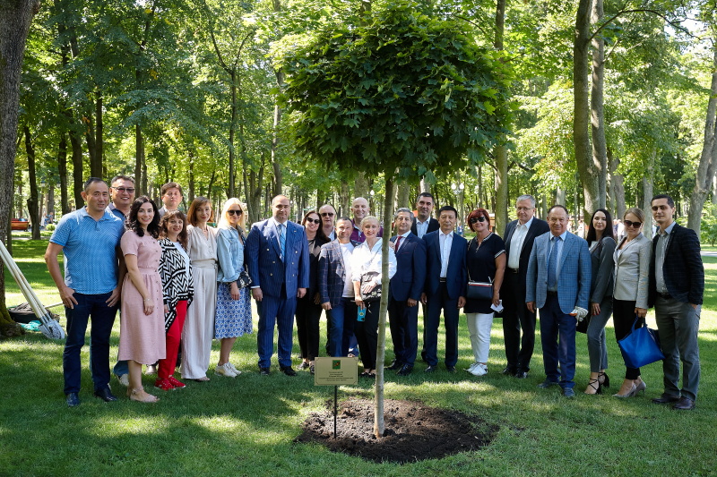 Іноземні дипломати посадили дерево дружби у парку імені Горького