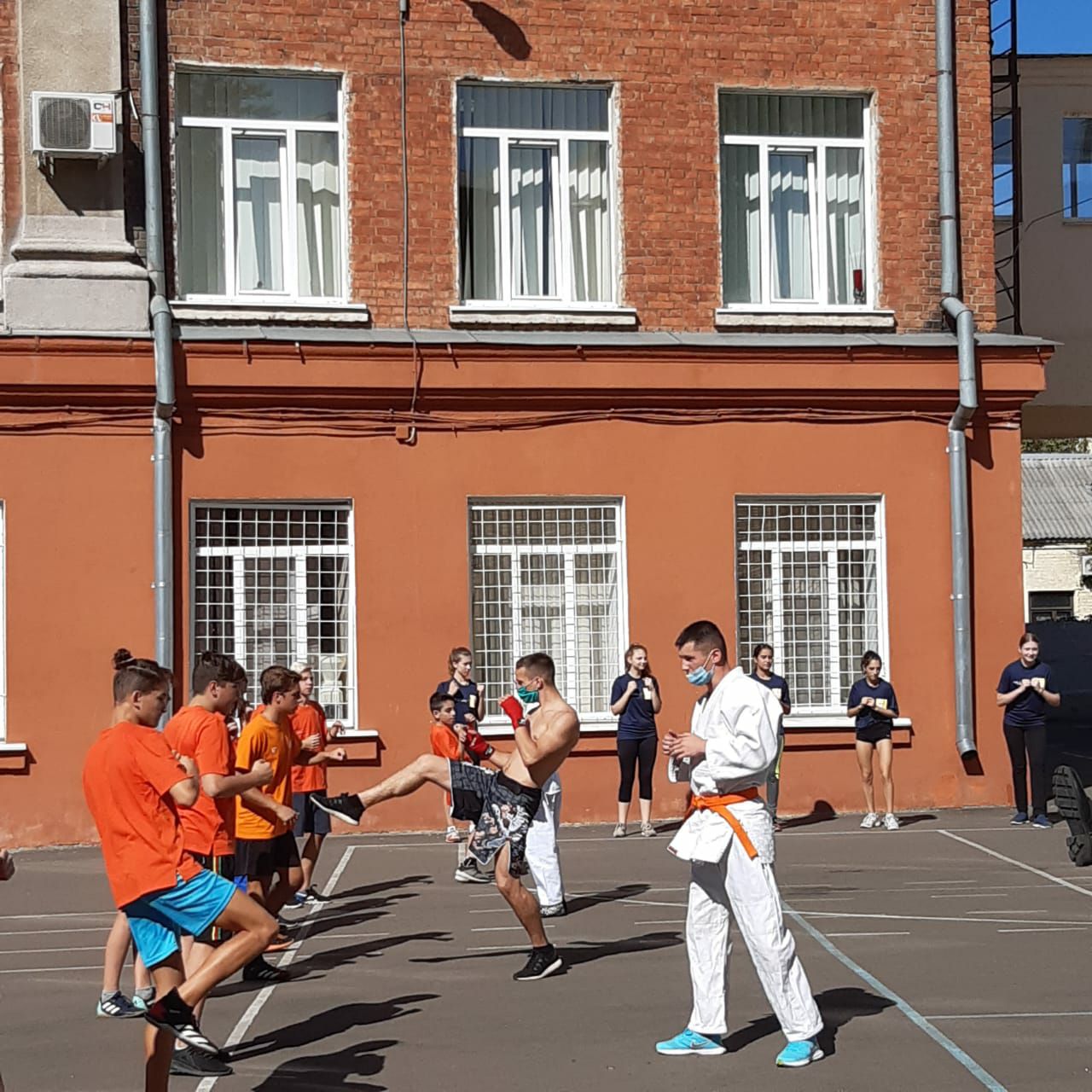 У Київському районі чемпіони з різних видів спорту провели уроки для школярів