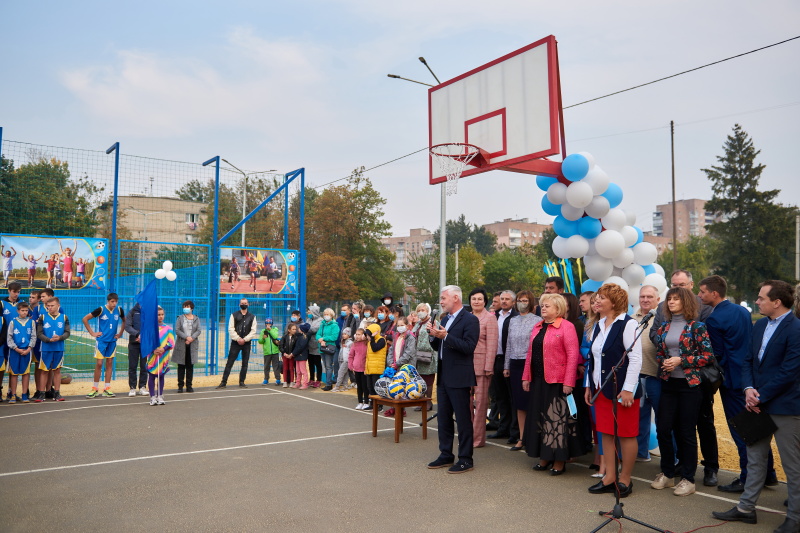 У школі №61 відкрили реконструйований стадіон
