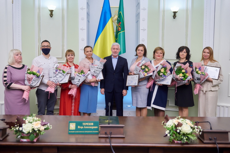 У міській раді нагородили вчителів Основ'янського і Слобідського районів