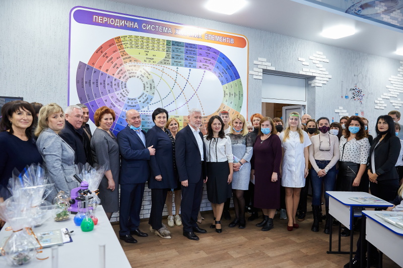 У двох школах Новобаварського району з'явилися інтерактивні кабінети хімії