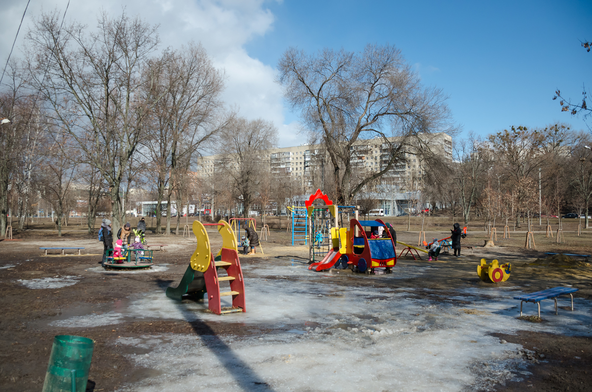 На вулиці Клочківській реконструюють великий сквер