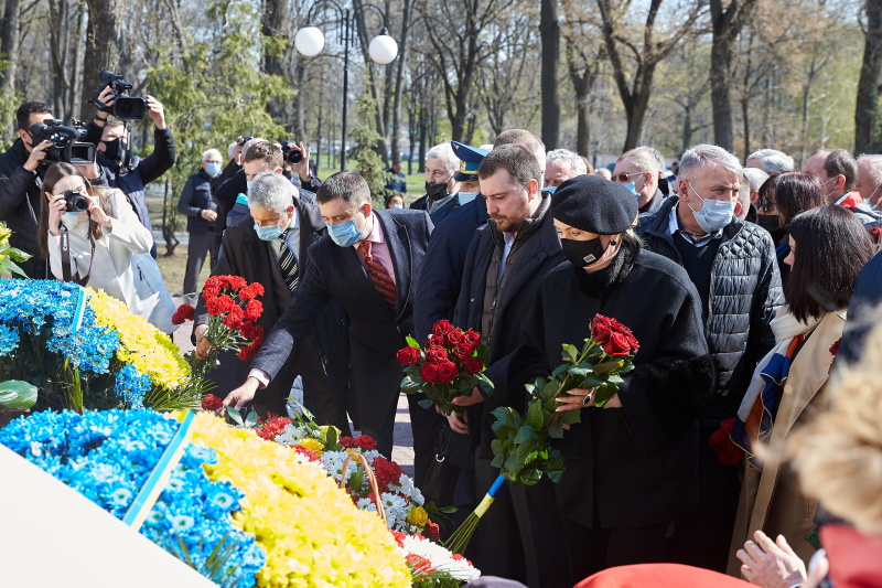 Харків'яни поклали квіти до пам'ятника жертвам Чорнобильської катастрофи