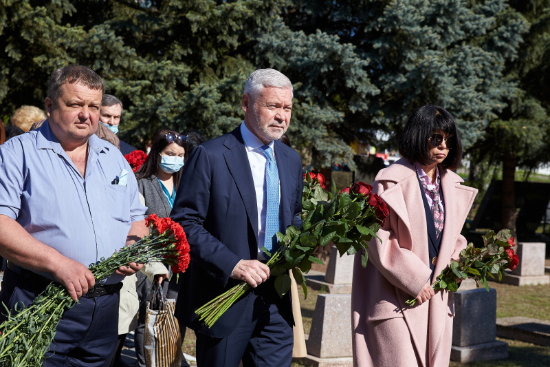 Харків'яни поклали квіти до могил воїнів-визволителів