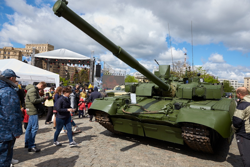 Фронтові пісні та «польова каша» - ветерани святкують День перемоги