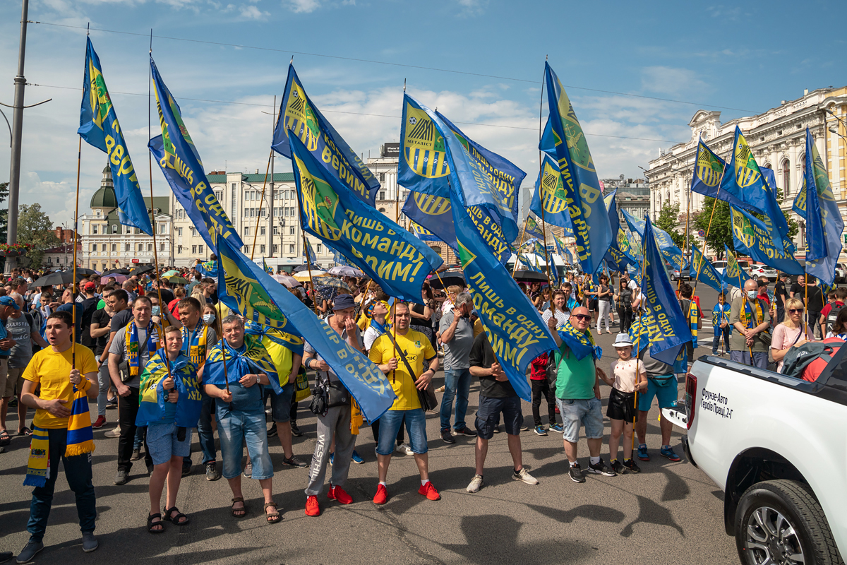 Флешмоб і хода фанатів: в місті зустріли відродження «Металіста»