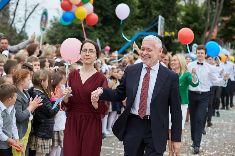 У Харкові для восьми тисяч випускників пролунав останній дзвоник