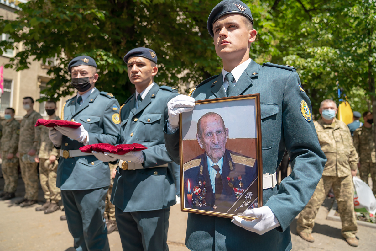 У Харкові попрощалися з Михайлом Карпєєвим - 18