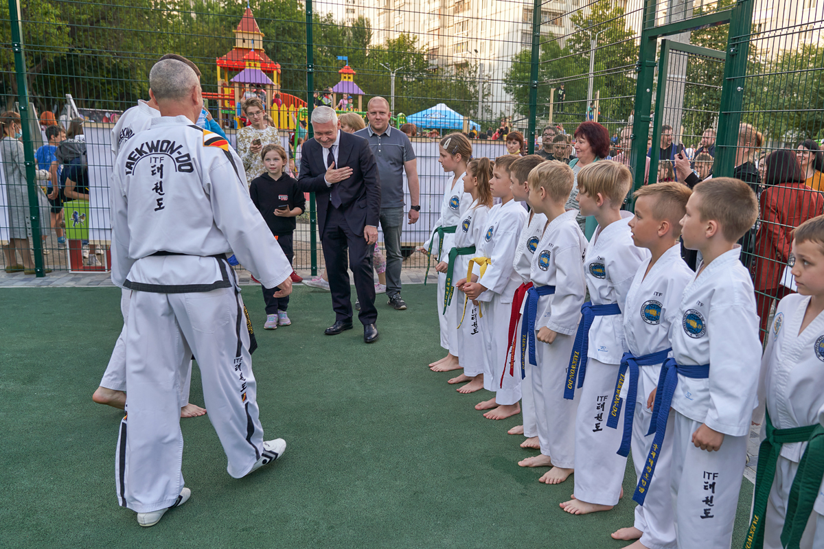 У місті відкрили ще одну зону відпочинку, де зможуть гратися діти з інвалідністю - 11