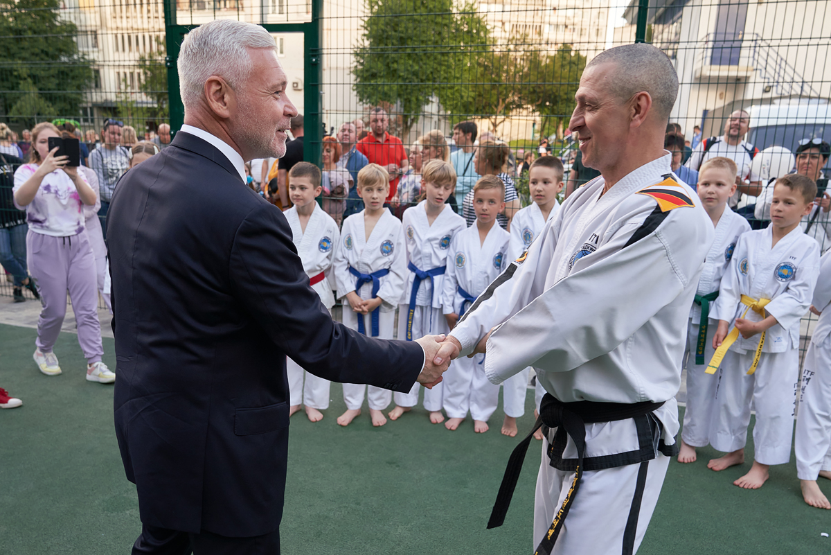 У місті відкрили ще одну зону відпочинку, де зможуть гратися діти з інвалідністю - 12