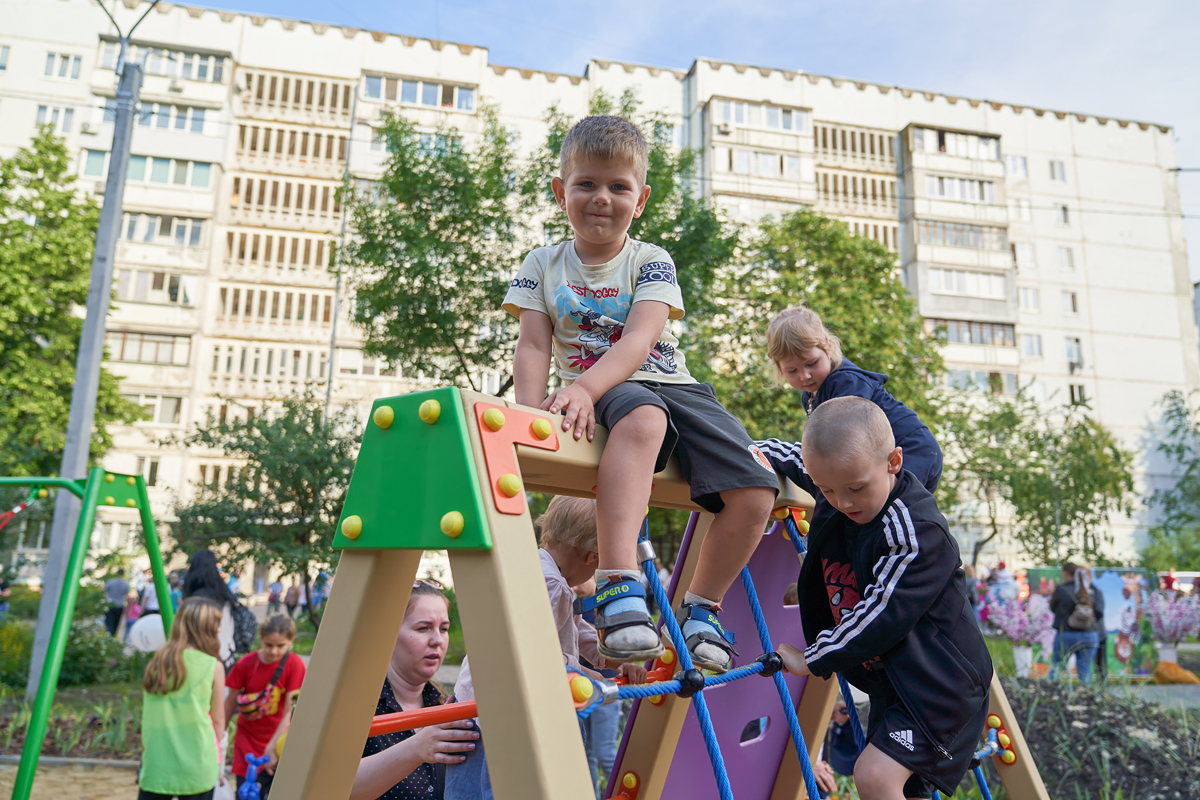 У місті відкрили ще одну зону відпочинку, де зможуть гратися діти з інвалідністю - 14