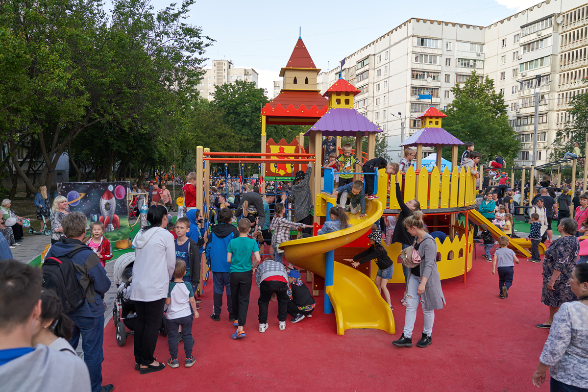 У місті відкрили ще одну зону відпочинку, де зможуть гратися діти з інвалідністю - 15