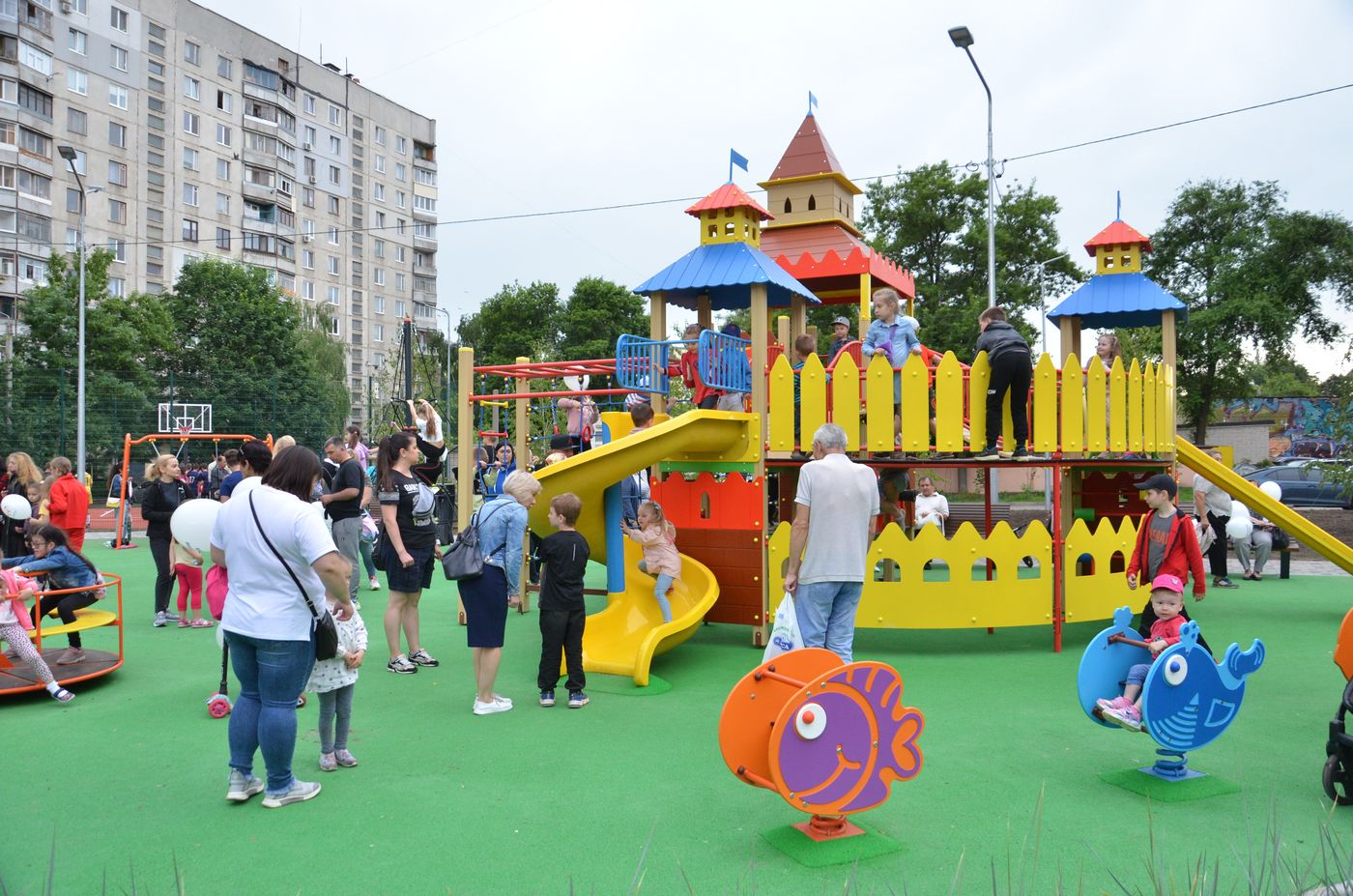У Слобідському районі відкрили сучасний ігровий майданчик