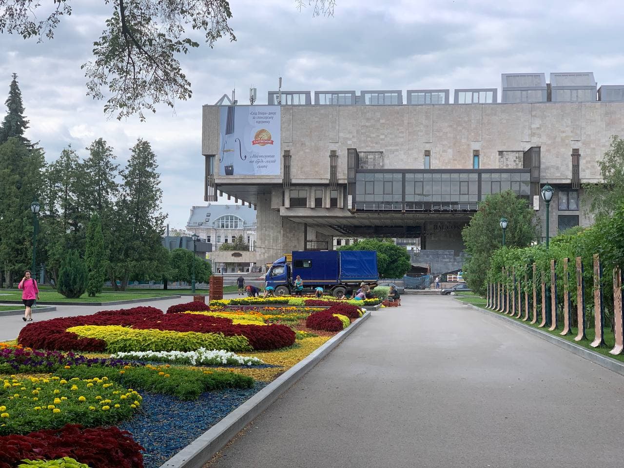 У саду Шевченка висаджують літні квіти - 4