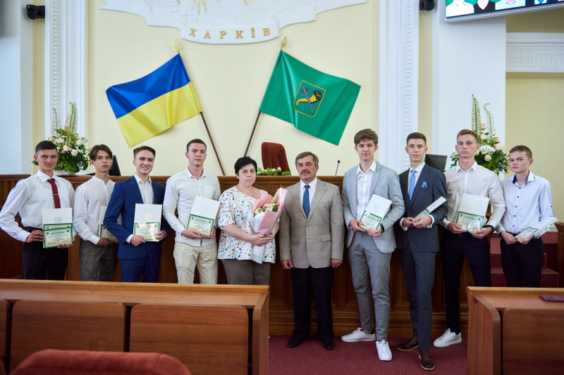 У міськраді нагородили випускників, які склали ЗНО на 200 балів